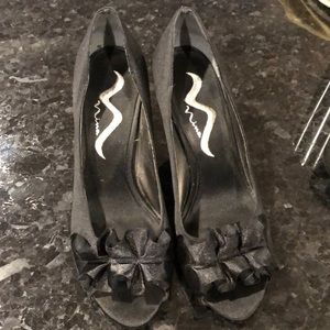 Nina peep toe satin heels size 8M